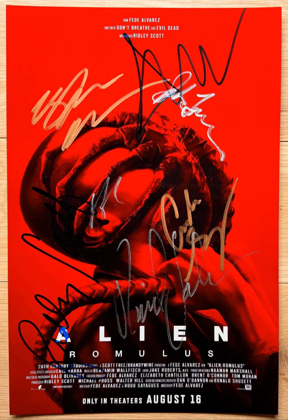 A cast autographed photo poster from the movie, Alien Romulus. Signed photograph of Ridley Scott, Isabela Merced, Cailee Spaeny, Archie Renaux, David Jonsson, Aileen Wu and Spike Fearn in blue, silver and gold ink markers signatures. Photograph Alien Romulus autographs for sale on picture.