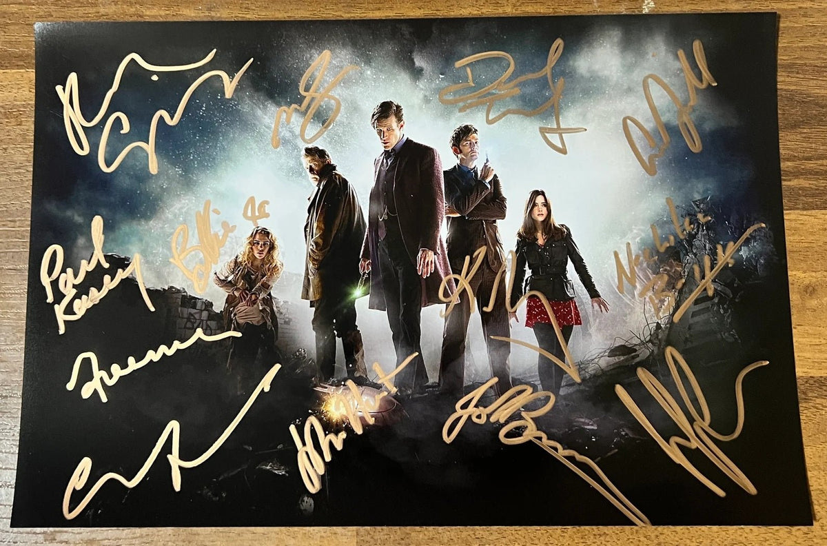 A cast autographed photo poster from the tv series Doctor Who. Signed photograph of David Tennant, Matt Smith, John Hurt, Karen Gillan, Billie Piper, Jenna Coleman, Peter Capaldi, John Barrowman, Freema Agyeman, Paul Kasey, Catherine Tate, Nicholas Briggs and Arthur Darvill in gold ink markers signatures. Photograph autographs for sale on 8x12 inch picture.