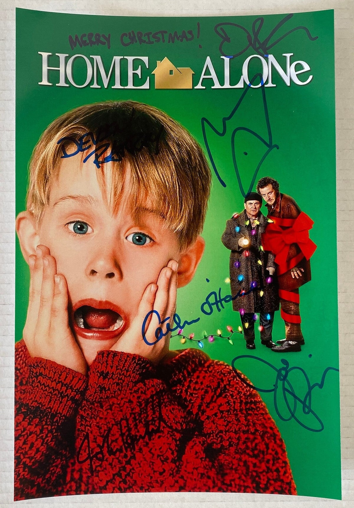 A cast autographed poster of Christmas Movie Home Alone. Signed photo of Macaulay Culkin, Joe Pesci, Daniel Stern, John Heard, Catherine O'Hara and Devin Ratray in blue ink marker signatures. Photograph Home Alone autographs for sale on 8x12 inch picture.